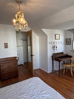 N facing bedroom
