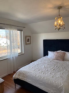 N facing bedroom w/ queen bed