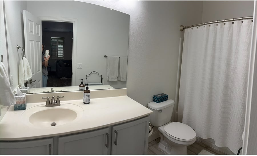 Downstairs full-bath.