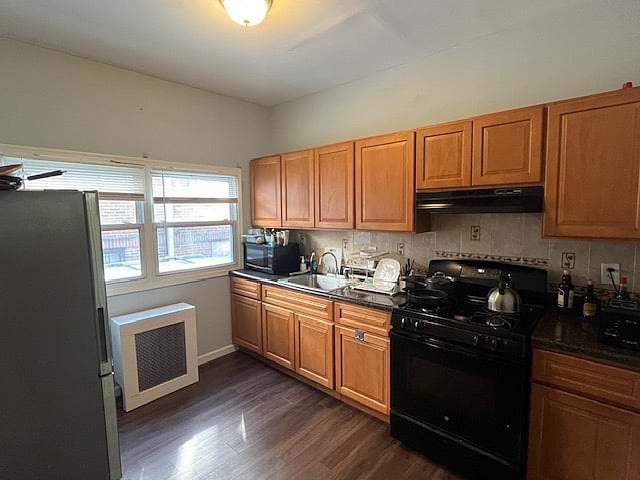 Share kitchen, you could use my pots and pens for cooking, dishes and everything is ready.