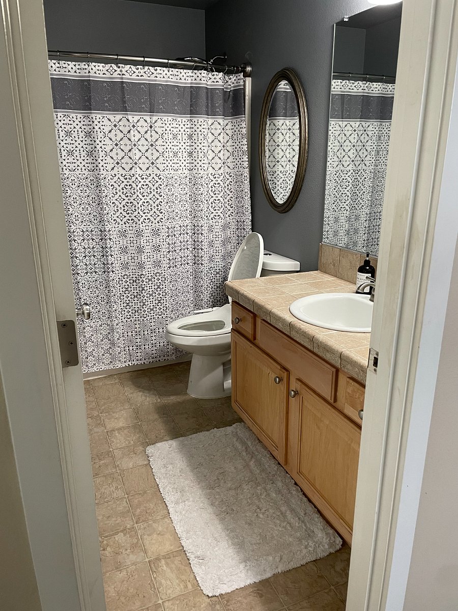 Shared bath for standards queen bedrooms