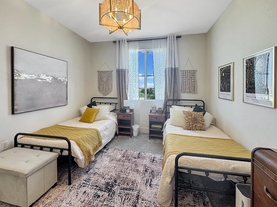 "Gold Room"
Sleeps two on twin beds. Has a roomy sofa chair and beautiful antique dressing. The lovely decor is anhacend with a view of the park. 