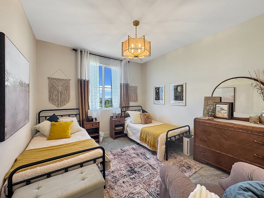 "Gold Room"
Sleeps two on twin beds. Has a roomy sofa chair and beautiful antique dressing. The lovely decor is anhacend with a view of the park. 