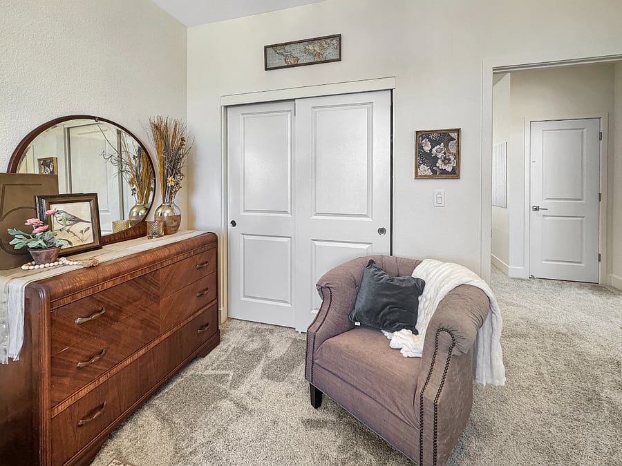 "Gold Room"
Sleeps two on twin beds. Has a roomy sofa chair and beautiful antique dressing. The lovely decor is anhacend with a view of the park. 