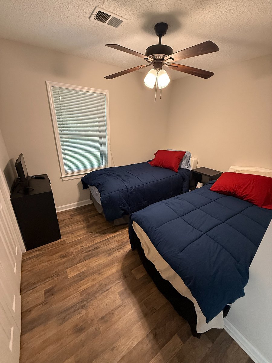 Bedroom 2 with two Twin Beds.
