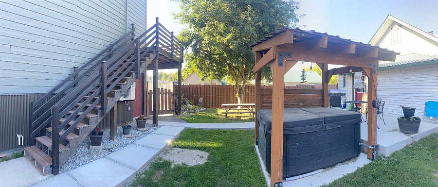 Access to the apartment is via stairs, and a hot tub is available for relaxing and enjoying the mountain air.