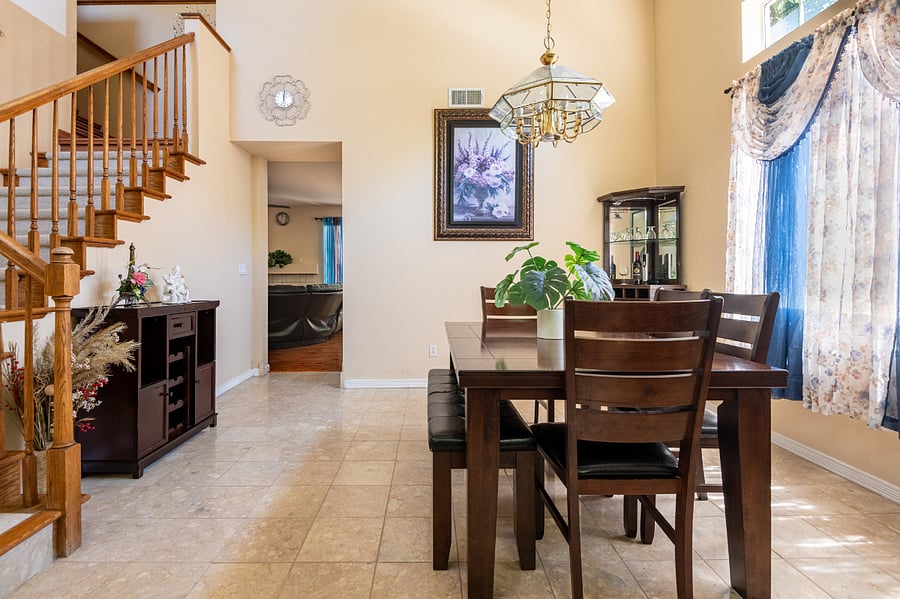 Dining table can accommodate 6 people