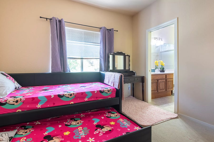 Room #4: with 2 single beds