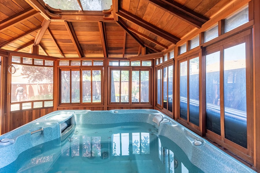 Has Outdoor jacuzzi