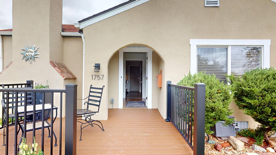 Private entry and deck