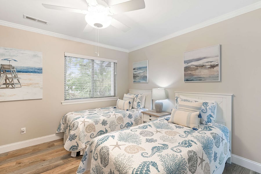 Bedroom with 2 Twin BedsKit