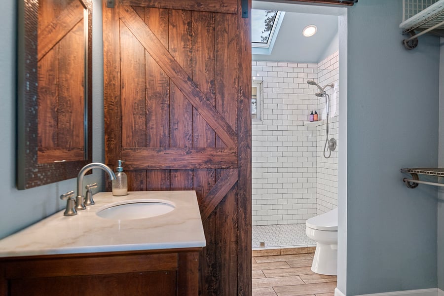 Upstairs ensuite bathroom