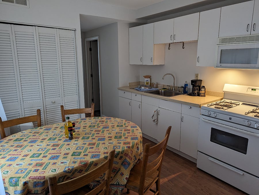 Complete Kitchen, overhead microwave, stovetop and oven