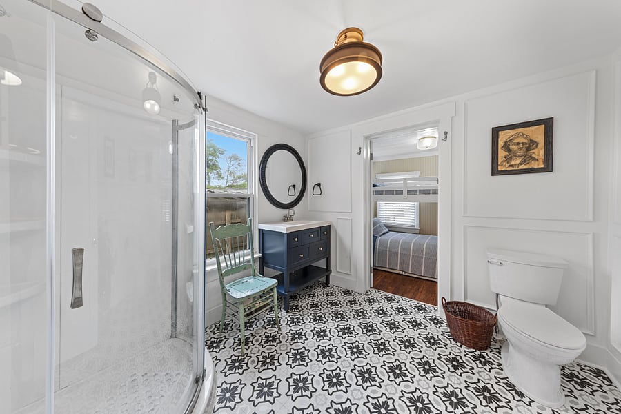 Full bathroom . Main level. 