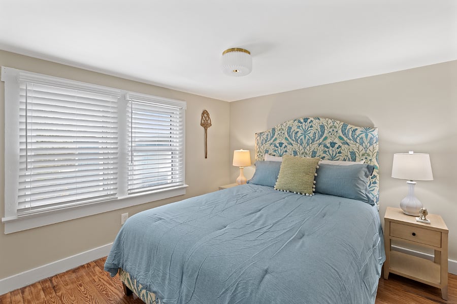 Queen bedroom . Main Level 