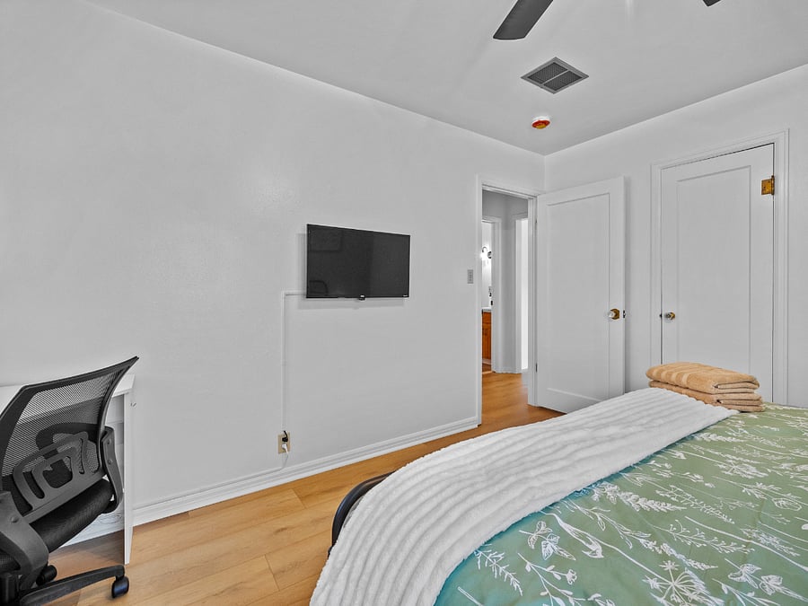 Bedroom 1 also includes a Smart TV and dedicated workspace for laptops.