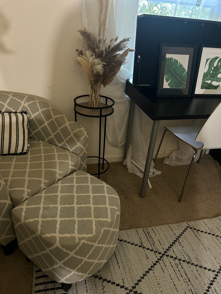 Lounge chair, large desk