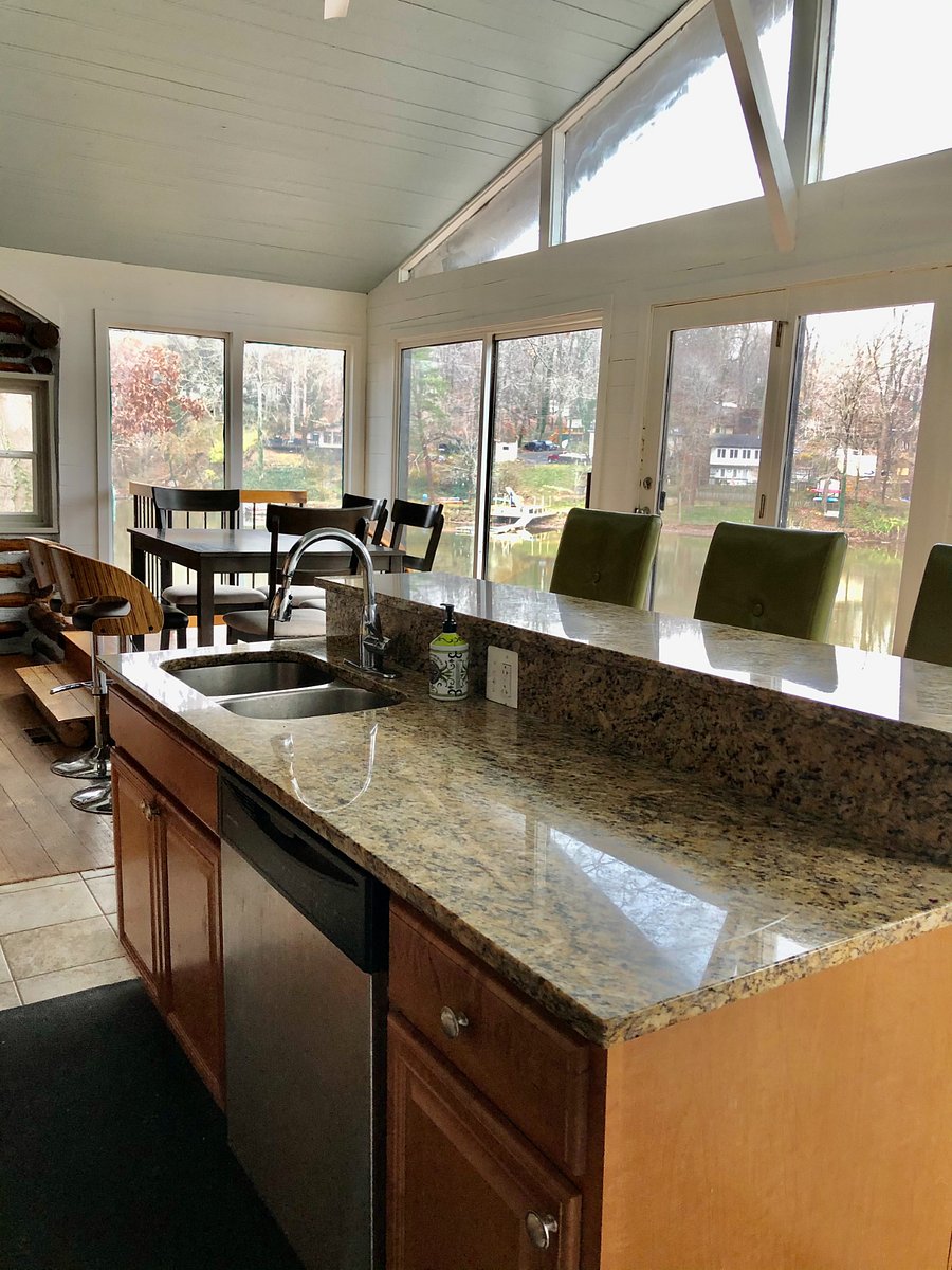 Kitchen breakfast bar