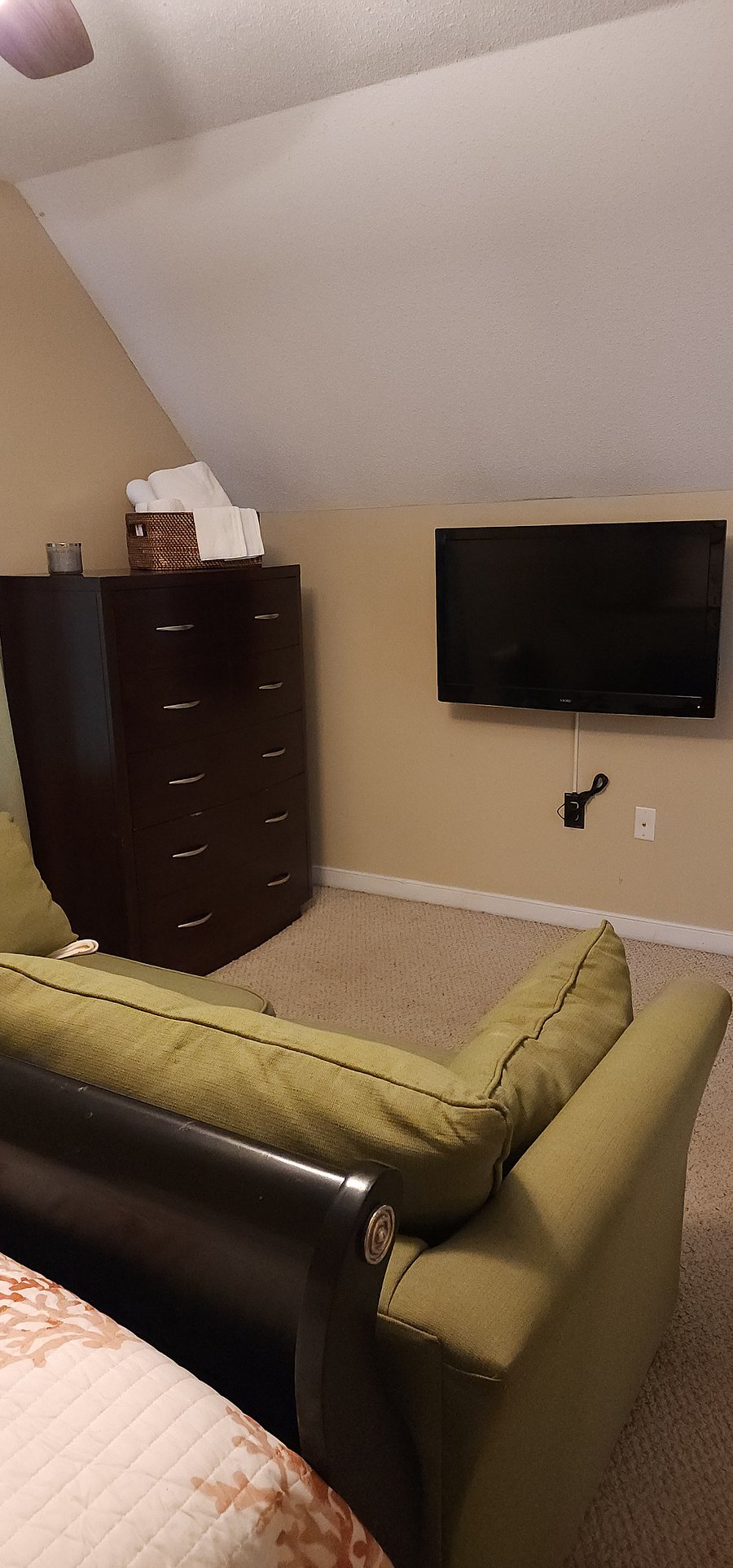 Plenty of storage. Large TV for Netflix and chill days.