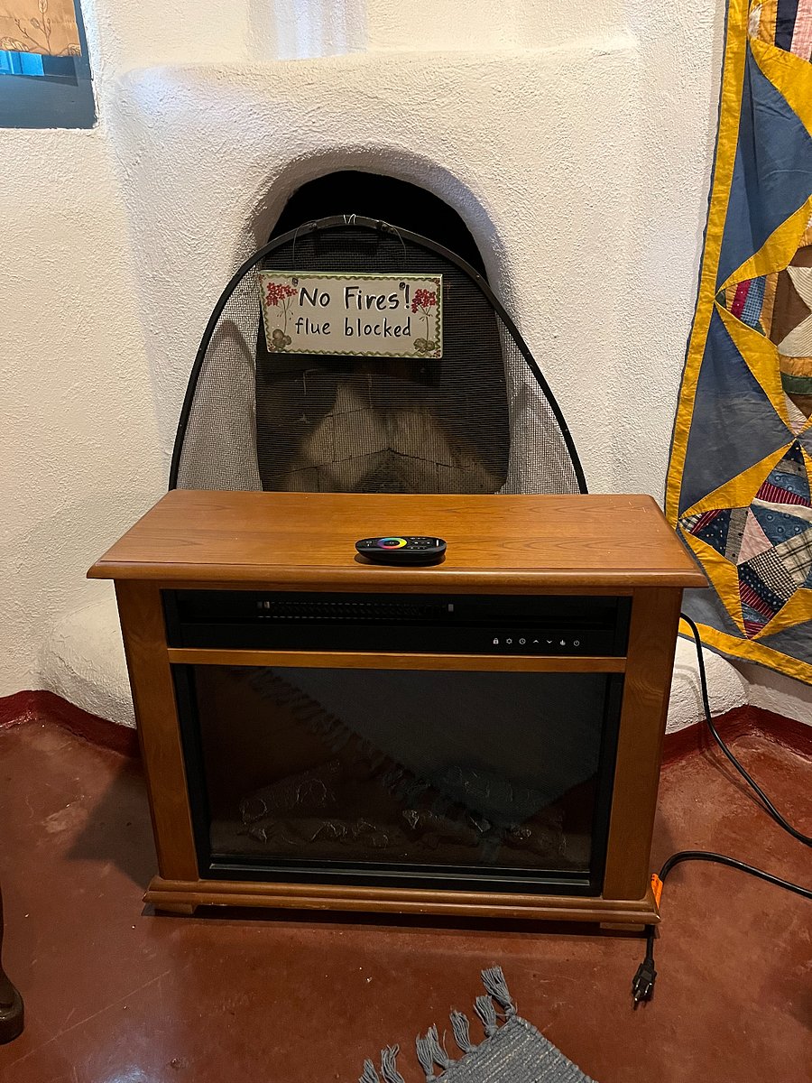 Please use the electric fire, and not the old-fashioned Fireplace that will only smoke up the house.