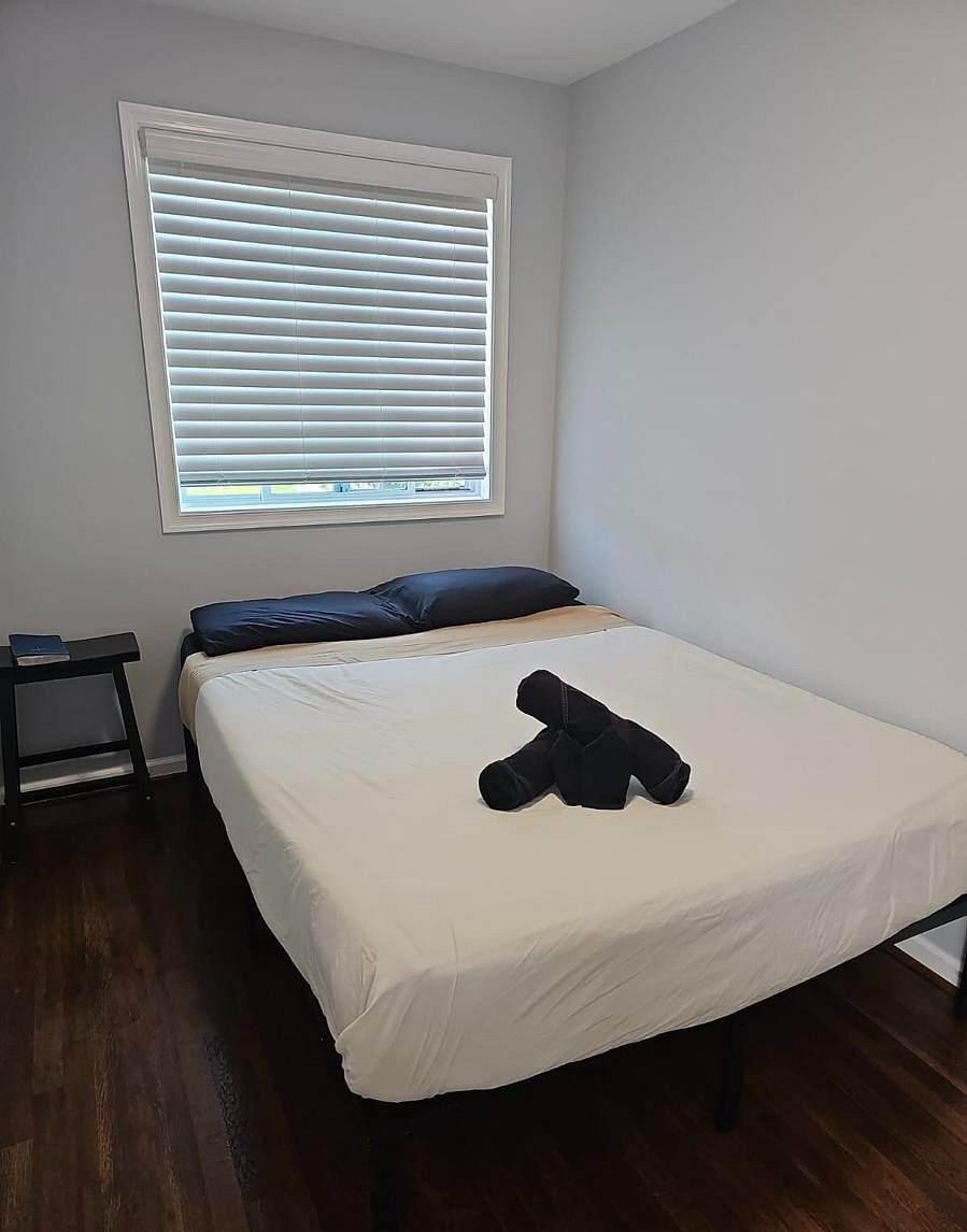 Third bedroom w/ queen-sized bed