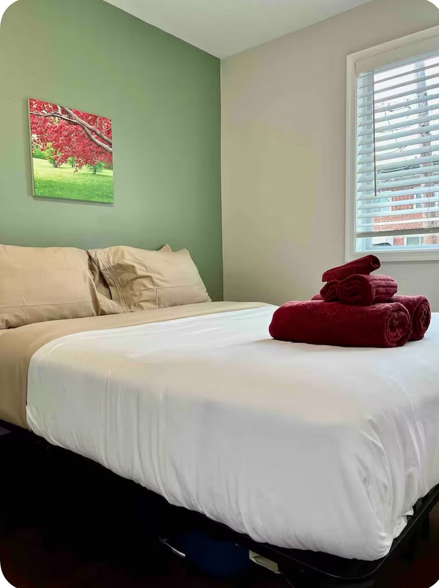 Second bedroom w/ queen-sized bed and closet