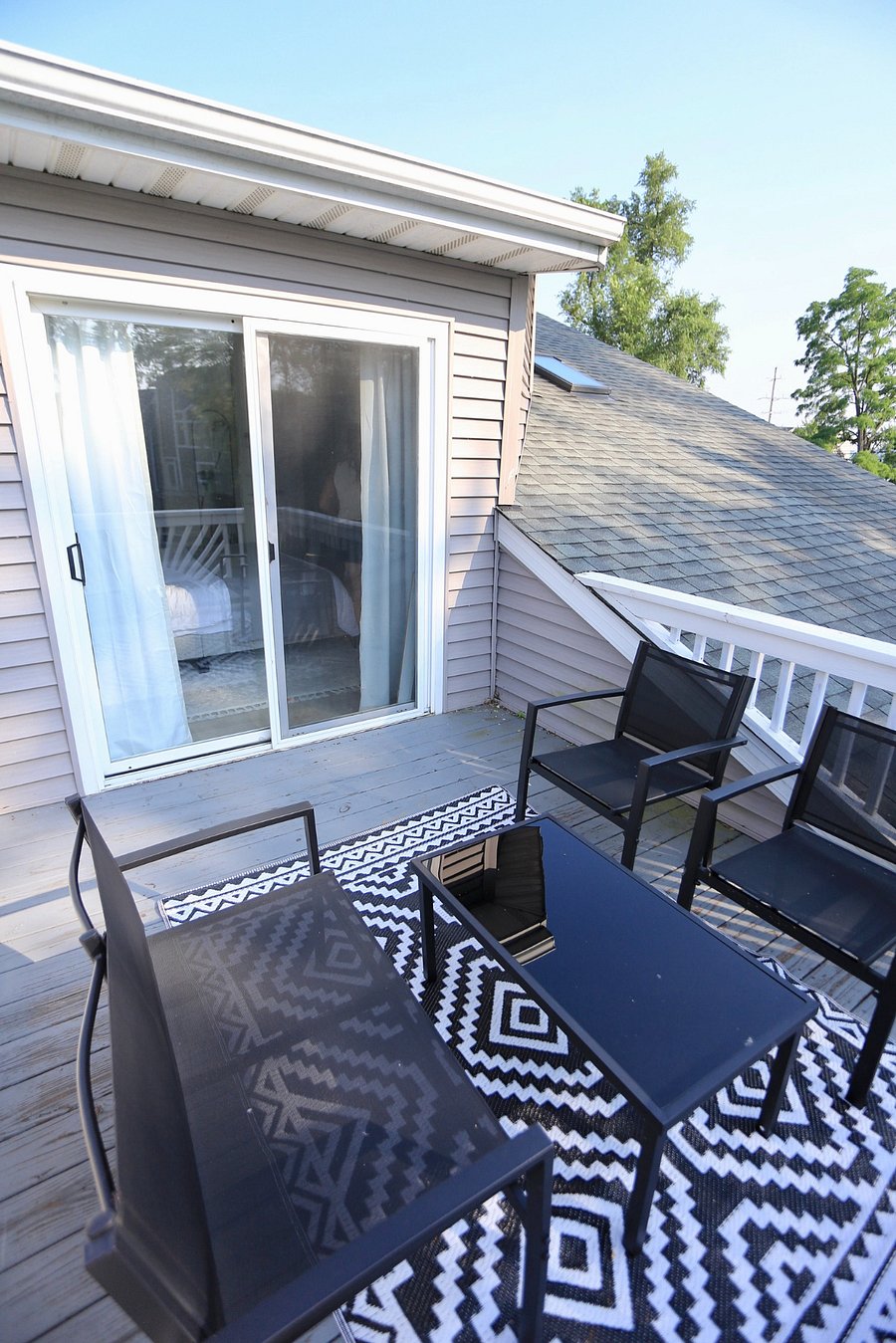 Balcony with seating for 4
