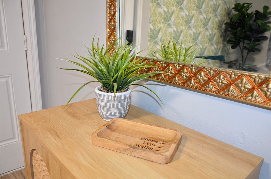 Keep it simple and stress-free drop your essentials in our stylish entry tray before unwinding.