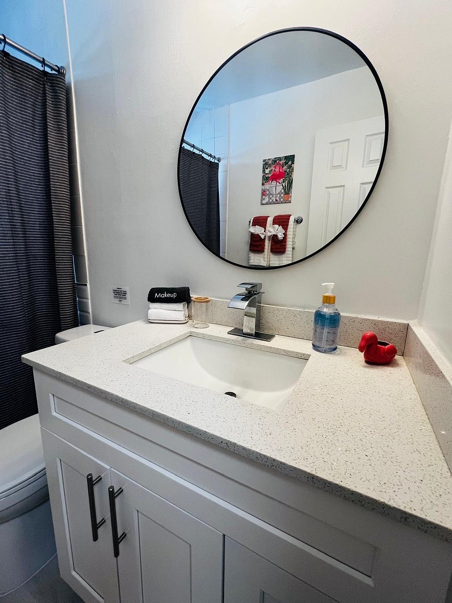 Bright mirror, plush towels, and Cuban charm in every corner.
