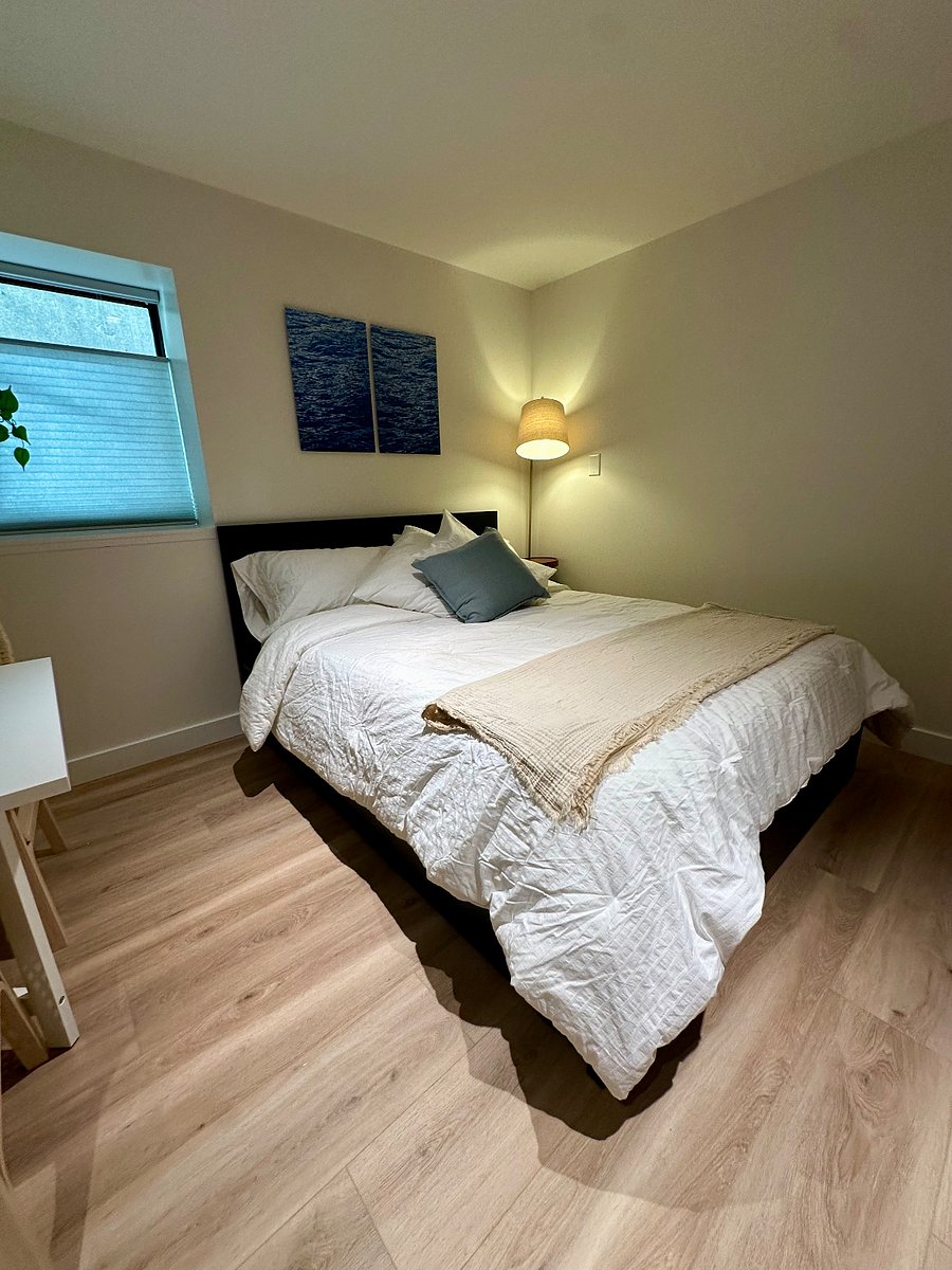 QUEEN BED W/STARAGE