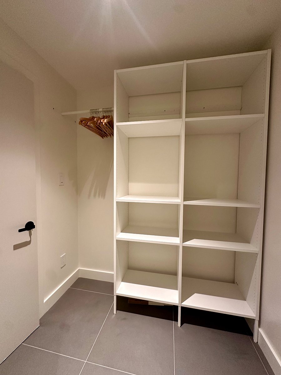 WALK-IN CLOSET