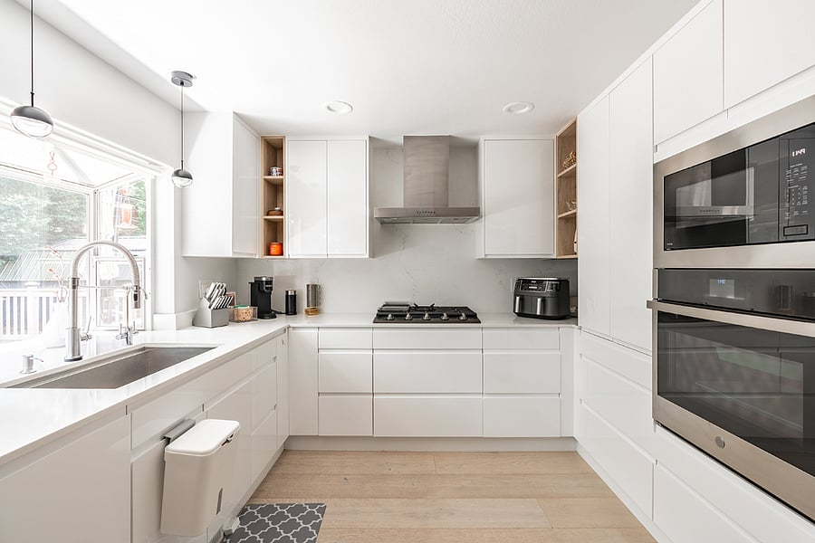 Full size kitchen with everything you need to make nice meal