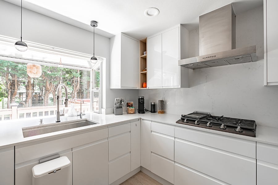 Full size kitchen with back yard view
