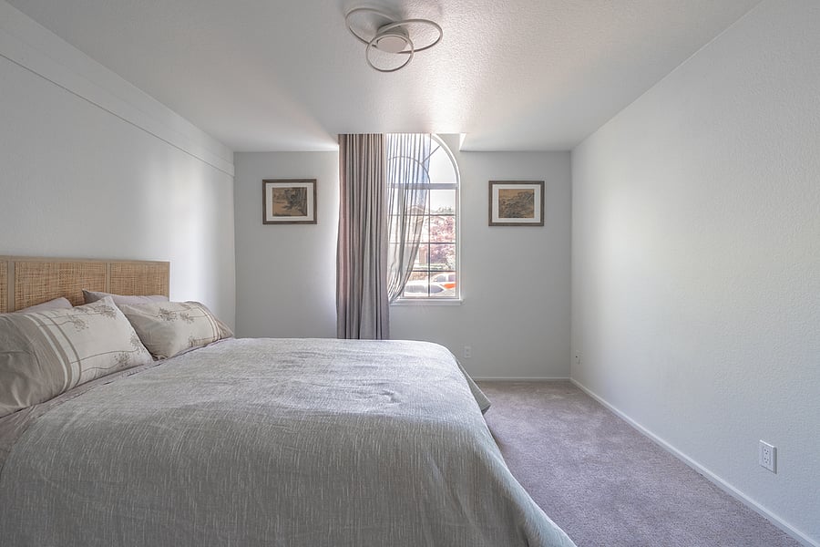 2nd bedroom with queen size bed