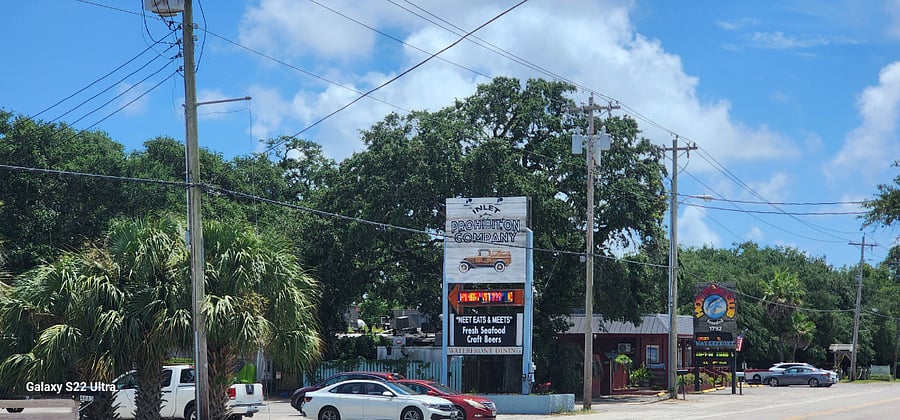 Restraunts within walking distance down the street on the water.