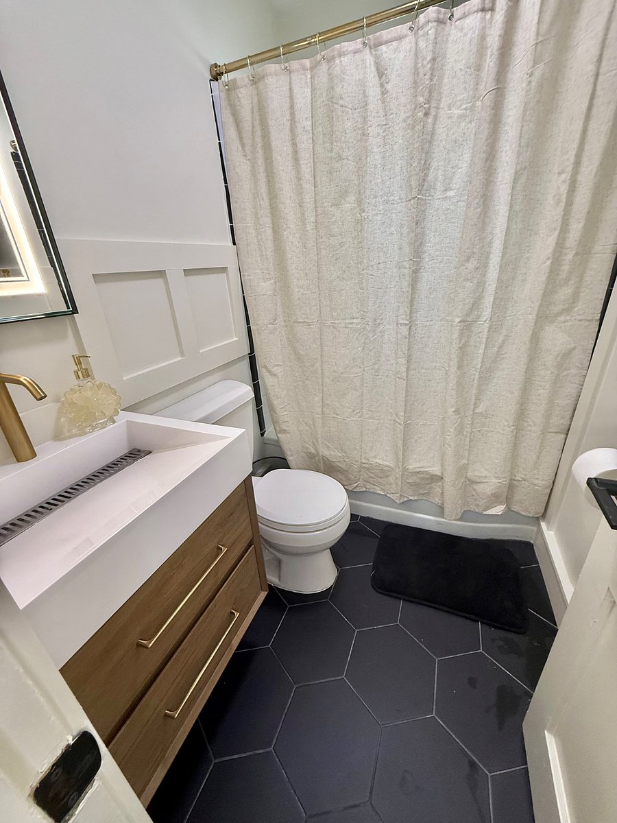 Newly renovated modern bathroom 