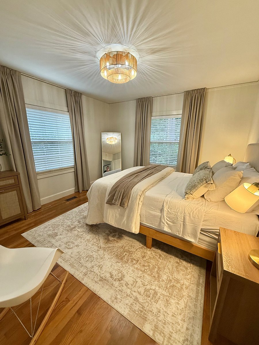 Black out curtains with cozy high end queen bed and bedding .
Phone/watch/ ear pod charger and alarm clock 