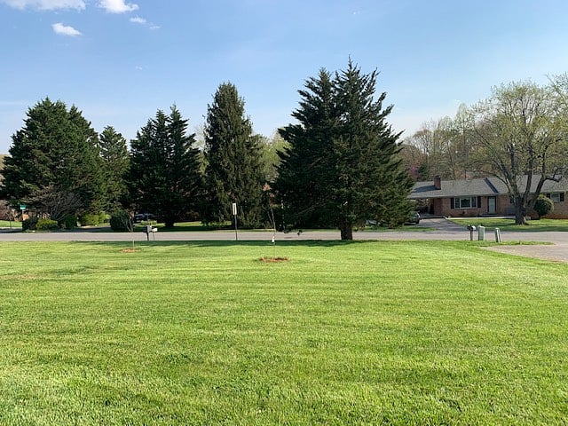 Large front yard in peaceful neighborhood!
