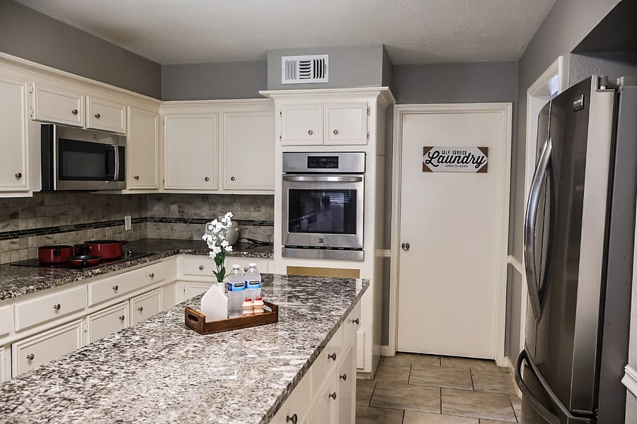 full kitchen 