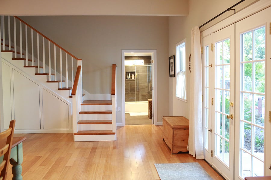 Open and bright entry way and staircase