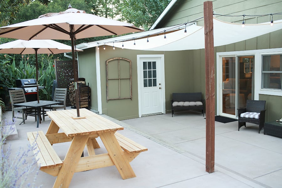 Enjoy the BBQ and dine outdoors