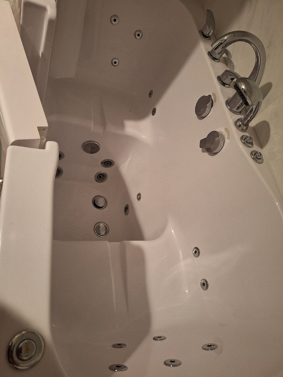 Master Walk-in Jacuzzi Tub