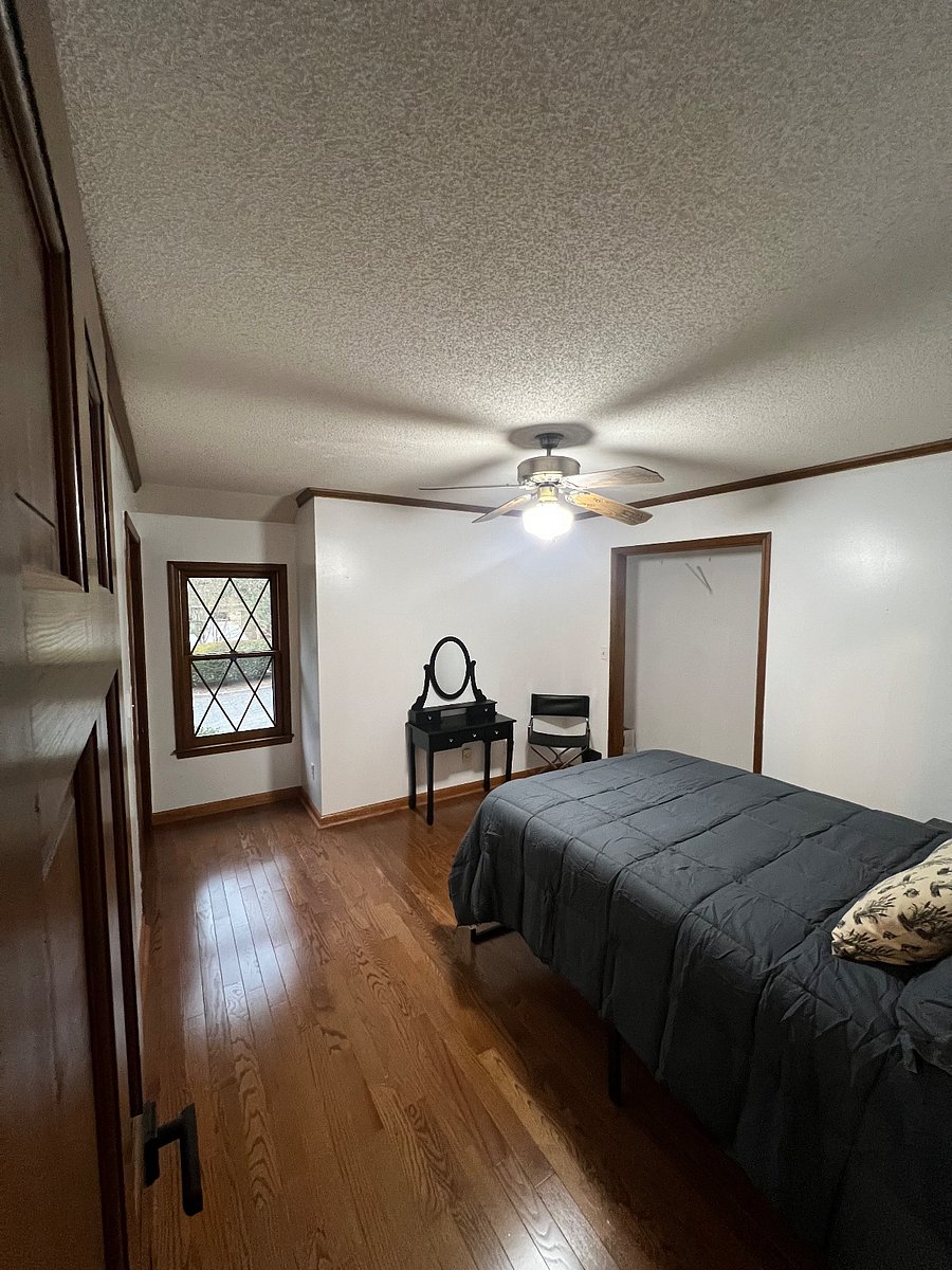 $875 B/W 3rd Bedroom Full bed Shared bath. New floors and Paint.