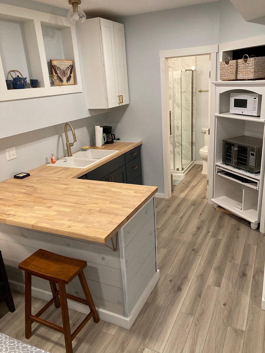 Kitchenette with breakfast bar