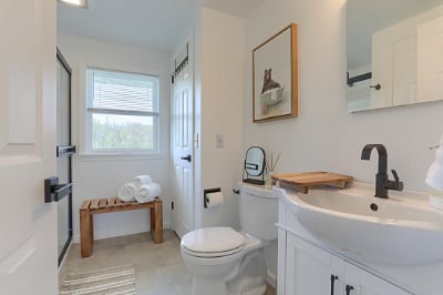 Full Bathroom with rain shower head