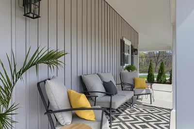 2 outside sitting areas & hanging swing