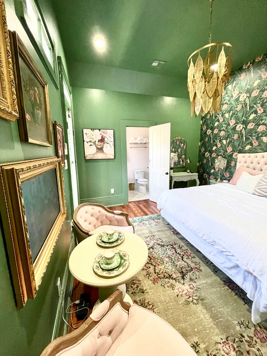 Independent third bedroom suite with kitchenette, king bed, and en suite bathroom. 