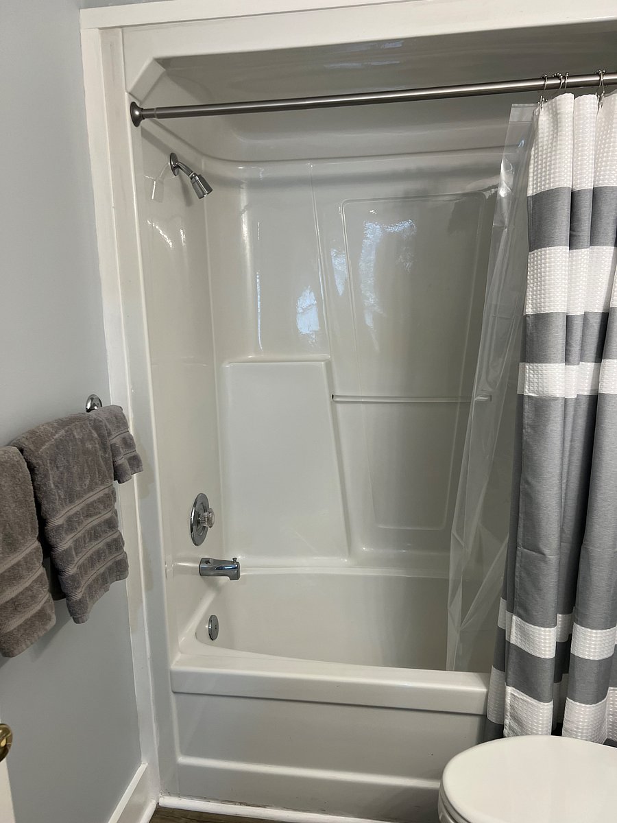 The bathrooms are really Nice!
Everything is New!
The towels are Turkish cotton.Very Nice!
I also favor the quality and use same brand!