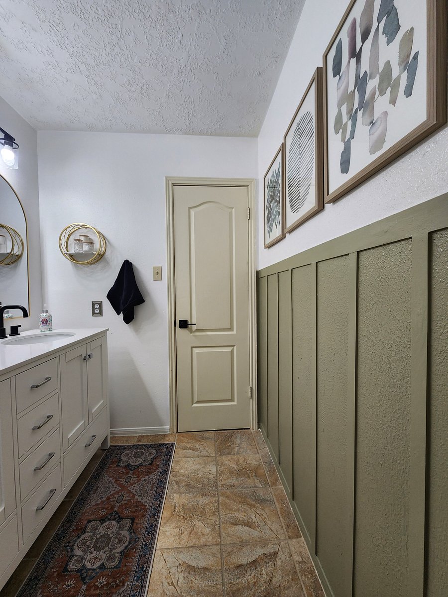 Second bathroom upstairs with nice modern touches