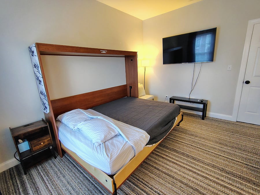 PARKVIEW-tv can be watched from the comfort of the bed if desired